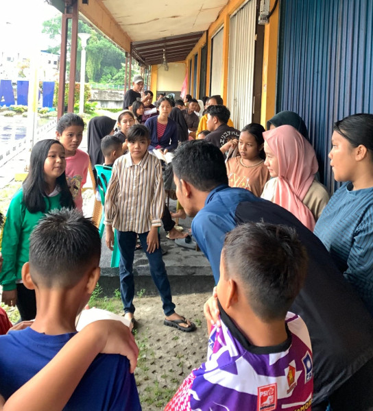 Anak-Anak Kampung Bandar Belajar Menulis dan Membaca Puisi di Depan Ruko