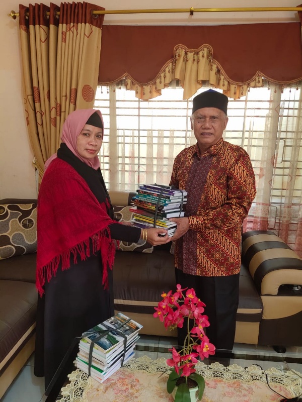 BKKI Riau Hibahkan 100 Buku untuk Sanggar Seni Padepokan Bambu