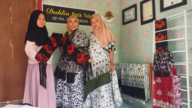 Dimulai Dari Mengikuti Pelatihan, Kini Dahlia Memproduksi Batik Tulis Sendiri