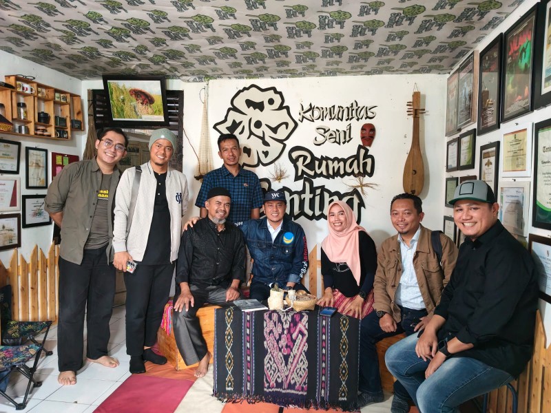 Kunjungi Rumah Sunting, Ketua Komisi III DPR RI Berharap Komunitas Terus Bergerak untuk Maysrakat