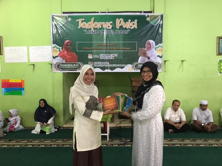 Donasi Buku dan Baca Puisi Warnai Tadarus Puisi di MTsN2 Pekanbaru