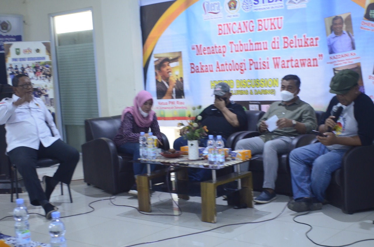 Puisi Karya Tiga Wartawan PWI Riau Dibedah