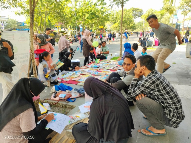 Forum TBM Riau Buka Lapak Baca di CFD, Teratak Literasi Baca Cerita Rakyat