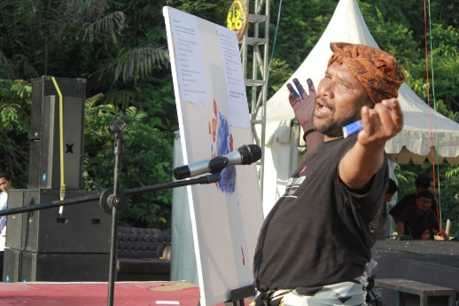 Di Panggung Festival Subayang, Seniman Rohil Refleksikan Puisi Lingkungan Dalam Lukisan