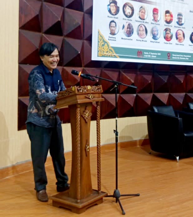 Kepala Balai Pelestarian  Kebudayaan Sampaikan Elu-Eluan Dengan Karmina dan Talibun Saat Hadiri Bincang Sastra