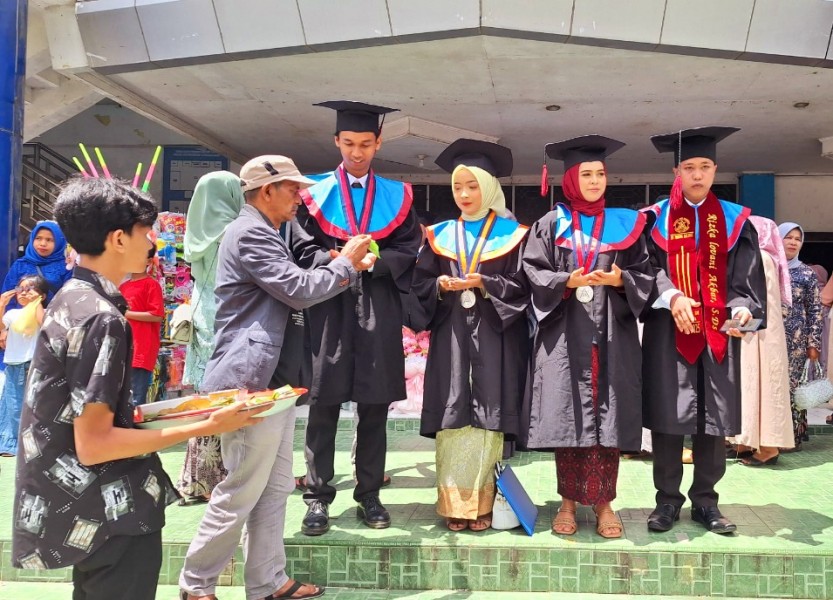 Usai Wisuda, Empat Mahasiswa ISI Padang Panjang Asal Aceh Dipeusijuek dengan Tradisi Adat