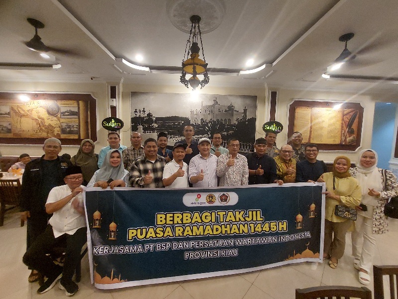 PT BSP, SKK Migas, dan PWI Riau Bagikan Makanan Berbuka Puasa Secara Gratis