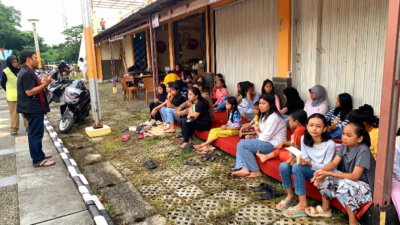 Om Brewok, Seniman Rohil Jengah Literasi Konservasi di Kampung Bandar