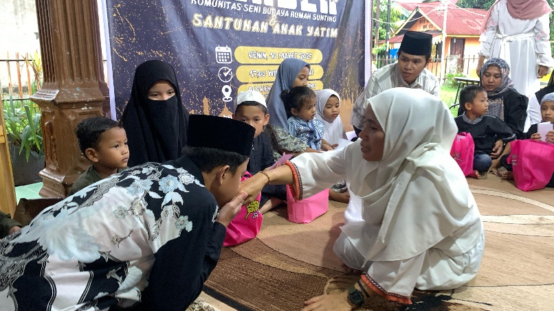 KSB Rumah Sunting Berbagi Dengan Anak-Anak Almarhum Seniman Riau
